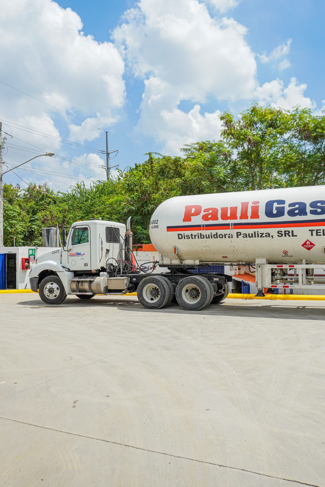 Camión cisterna de Pauli Gas saliendo de una terminal